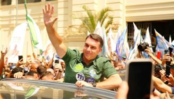 Flávio Bolsonaro projeta sucessão presidencial com entrega de faixa pelo pai