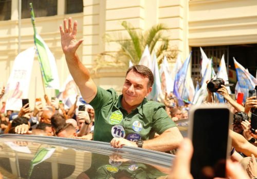 Flávio Bolsonaro projeta sucessão presidencial com entrega de faixa pelo pai