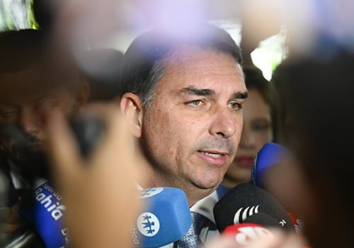 Flávio Bolsonaro propõe limites ao STF e fim da reeleição em plano de governo