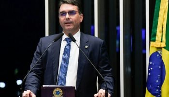 Flávio Bolsonaro propõe revisão da reforma tributária e contesta alíquota do IVA