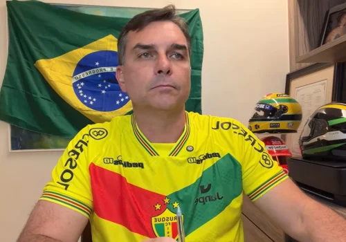 Flávio Bolsonaro refuta cortes em aposentadorias e rebate críticas do PT