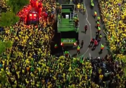 Flávio Bolsonaro reúne multidão em Manaus na reta final da campanha