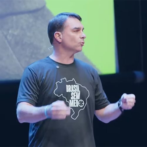 Flávio Bolsonaro se declara pronto para liderar o Brasil e apresenta propostas audaciosas
