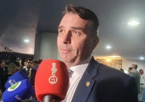 Flávio Bolsonaro vota pelo fim da escala 6x1 no Senado após quatro horas de ausência em plenário