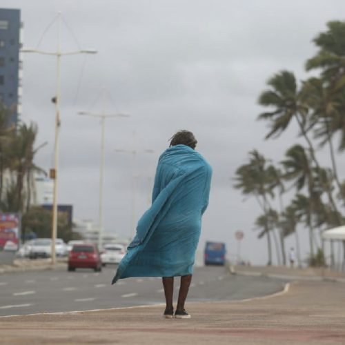 Frente fria traz ventos de 70 km/h e queda brusca de temperatura na Bahia