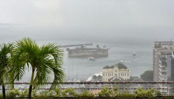 Frente fria vinda do Sul provoca chuva e ventos fortes em Salvador