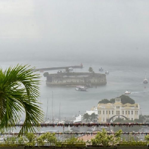Frente fria vinda do Sul provoca chuva e ventos fortes em Salvador