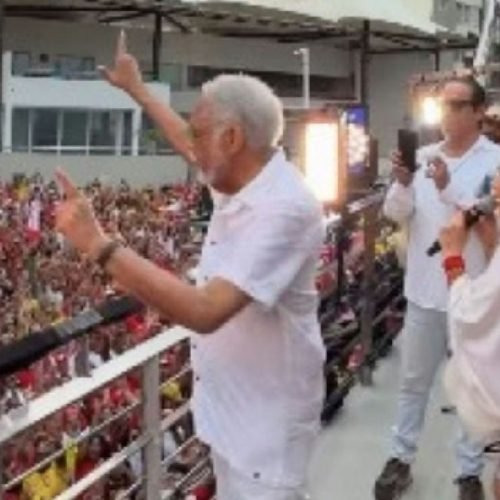 Gilberto Gil atrai multidão e comanda ato pela democracia na Barra em Salvador