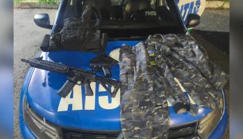 Homem é detido em Goiás após usar farda e simulacros de armas para ameaçar vizinhos