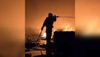 Incêndio de grandes proporções atinge galpão da Asmare em Belo Horizonte
