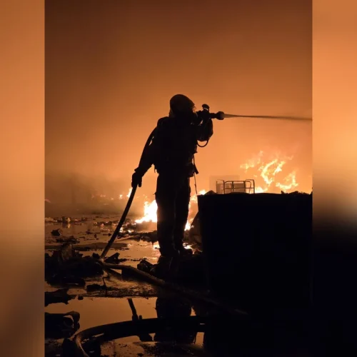 Incêndio de grandes proporções atinge galpão da Asmare em Belo Horizonte