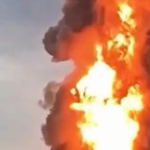 Incêndio de grandes proporções atinge indústria em Itaquaquecetuba e mobiliza bombeiros