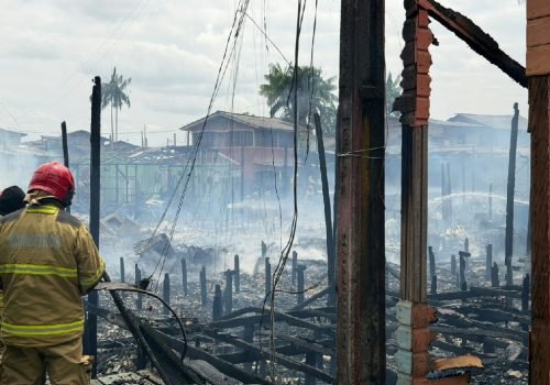 Incêndio destrói cerca de 20 casas e deixa 150 desabrigados em Santana