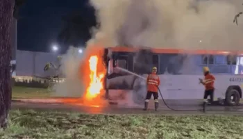 Incêndio destrói ônibus na Asa Sul e passageiros escapam ilesos