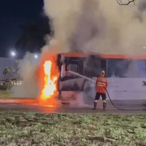 Incêndio destrói ônibus na Asa Sul e passageiros escapam ilesos