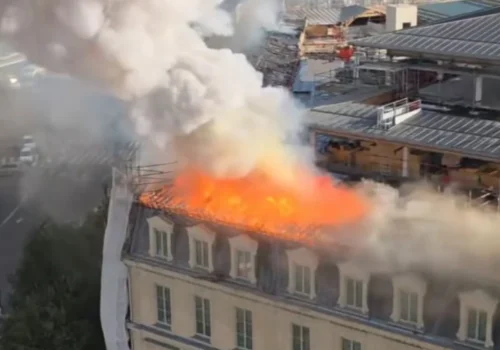 Incêndio destrói telhado de prédio em obras próximo à estação Austerlitz em Paris