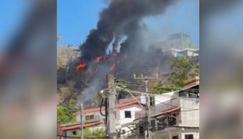 Incêndio em área de vegetação mobiliza moradores no bairro do Imbuí em Salvador