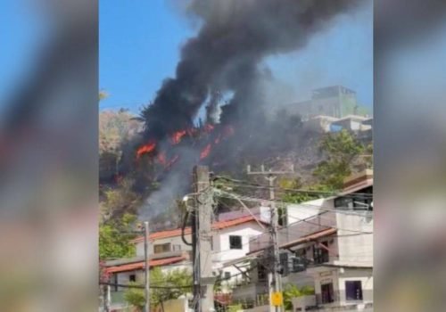 Incêndio em área de vegetação mobiliza moradores no bairro do Imbuí em Salvador