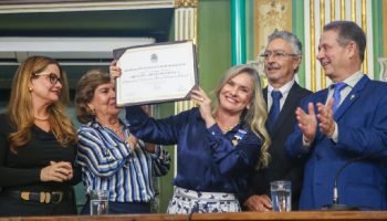 Ivana Bastos recebe medalha Thomé de Souza em homenagem na Câmara Municipal de Salvador