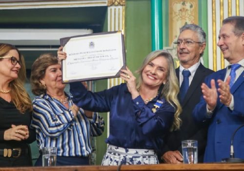 Ivana Bastos recebe medalha Thomé de Souza em homenagem na Câmara Municipal de Salvador
