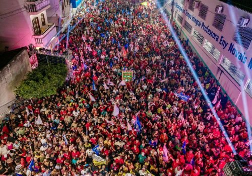 Jerônimo Rodrigues desafia oposição em comício multitudinário na Bahia