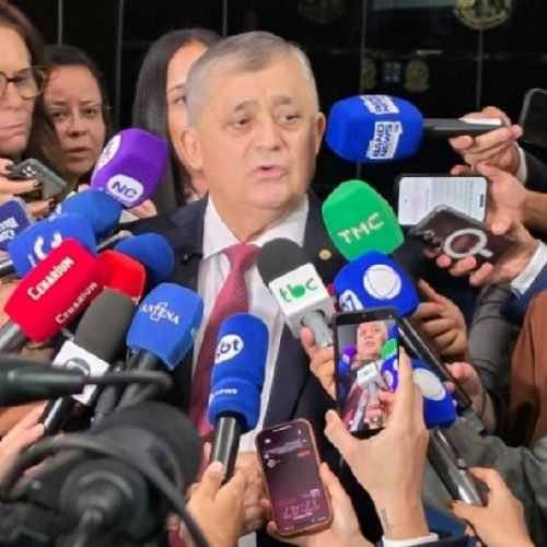 José Guimarães critica oposição e alerta para risco de revogação da PEC 6x1