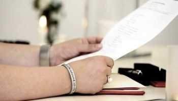 Justiça determina exclusão de nome de mulher registrada indevidamente como mãe