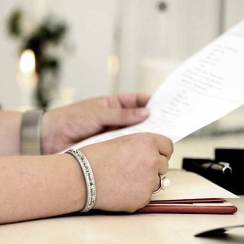 Justiça determina exclusão de nome de mulher registrada indevidamente como mãe