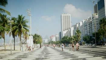 Justiça do Rio condena quatro homens a 15 anos de prisão por estupro coletivo em Copacabana