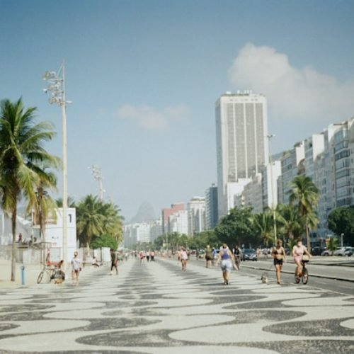 Justiça do Rio condena quatro homens a 15 anos de prisão por estupro coletivo em Copacabana