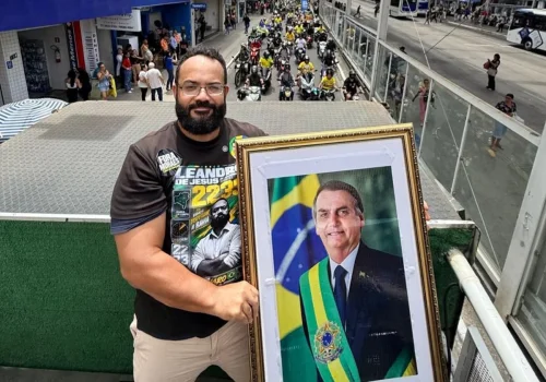 Leandro de Jesus desafia Justiça Eleitoral ao manter quadro de Bolsonaro em campanha