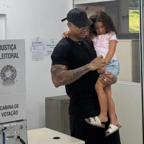 Léo Santana cumpre dever eleitoral em Salvador acompanhado da filha