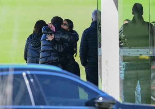 Lionel Messi presta homenagem ao pai em cerimônia íntima em Rosário