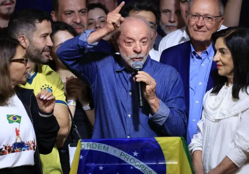Lula cobra regulação de plataformas digitais e critica empresas em discurso em São Paulo