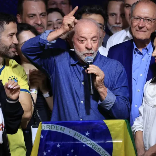Lula cobra regulação de plataformas digitais e critica empresas em discurso em São Paulo