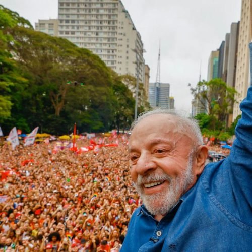 Lula confirma presença em debate na Band e questiona ausência de Flávio Bolsonaro