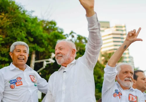 Lula critica ACM Neto e Flávio Bolsonaro em comício com 200 mil pessoas na Bahia
