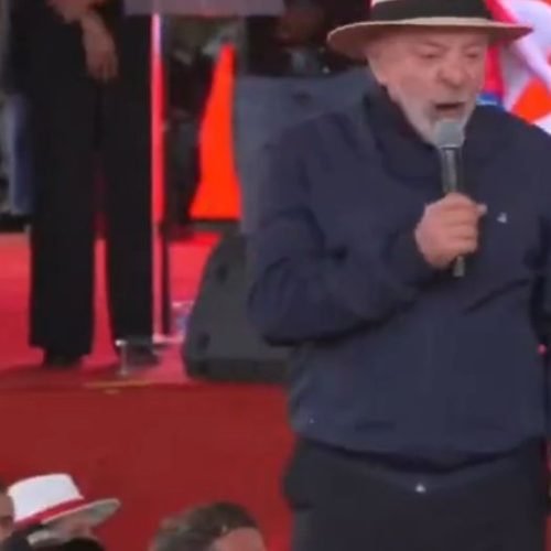 Lula defende permanência de Bolsonaro na prisão durante evento em Florianópolis