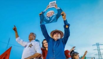 Lula desafia senador em comício e critica histórico político