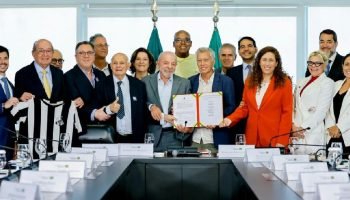 Lula formaliza acordo para Santos manter CT Rei Pelé e quitar dívida milionária
