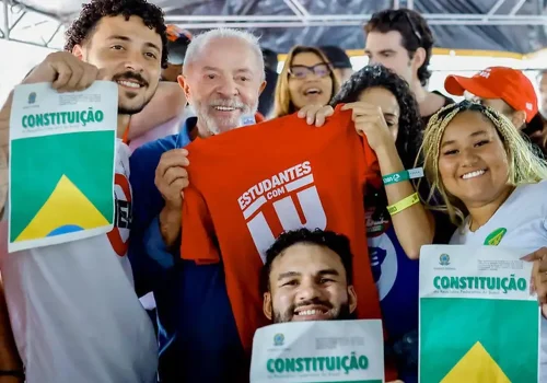 Lula propõe expansão do programa Pé de Meia para estudantes universitários