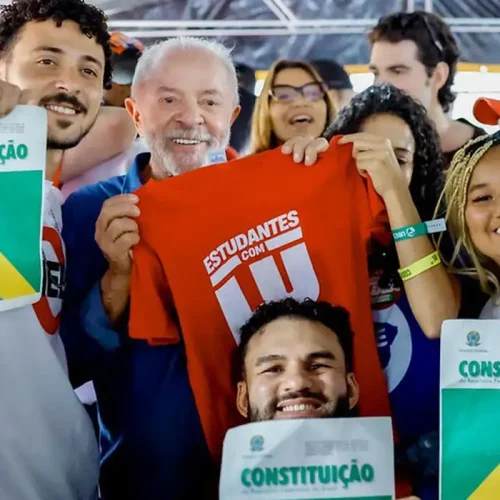 Lula propõe expansão do programa Pé de Meia para estudantes universitários