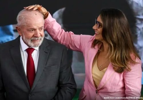 Lula questiona impacto das bets no futebol e gera reação de Janja em comício