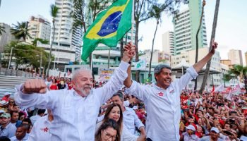 Lula reforça campanha na Bahia com caminhada entre Ondina e Barra