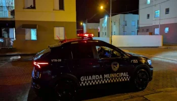 Mãe é presa em Botucatu por abandonar filhos com idoso de 79 anos