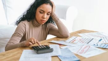 Mais da metade dos trabalhadores brasileiros termina o mês sem recursos financeiros