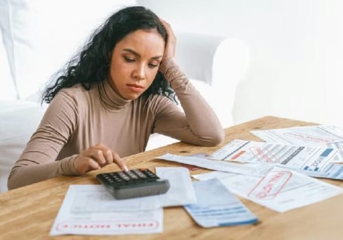 Mais da metade dos trabalhadores brasileiros termina o mês sem recursos financeiros