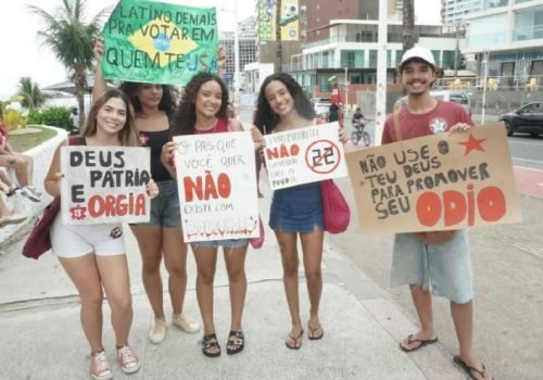 Manifestação em apoio a Lula reúne militantes e artistas no bairro da Barra em Salvador