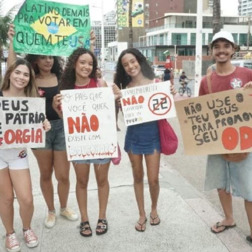 Manifestação em apoio a Lula reúne militantes e artistas no bairro da Barra em Salvador