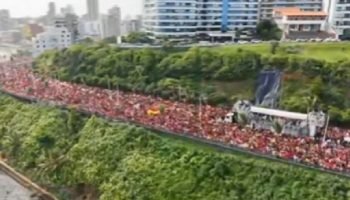 Manifestação pela democracia ocupa a orla da Barra com grandes nomes da música